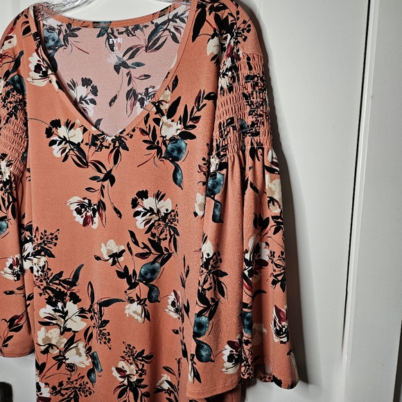 EVRI Floral V-Neck Blouse Plus Size 2X Smocked Bell Sleeves Boho Casual Top - Picture 3 of 7